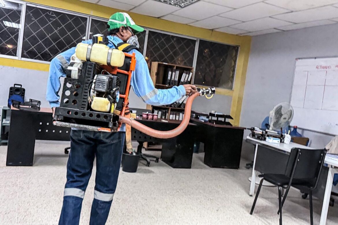Dependencias municipales de La Libertad son fumigadas para prevenir enfermedades