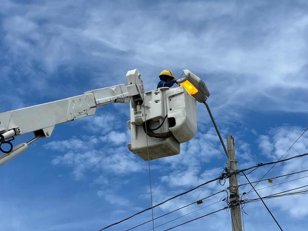 Cuestionan versión oficial sobre crisis eléctrica en Santa Elena y defienden legado histórico de EMEPE