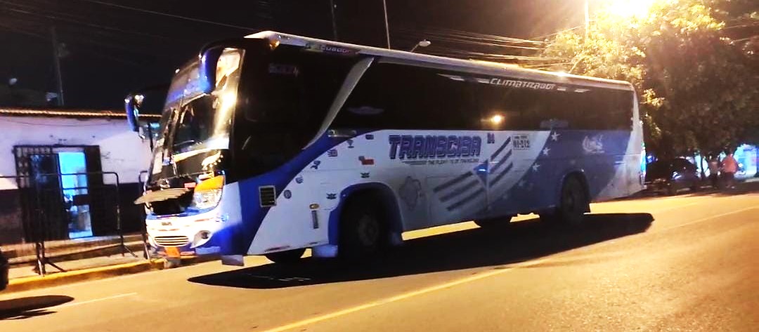 Bus de transporte público fue atacado a balazos mientras circulaba con pasajeros en La Libertad