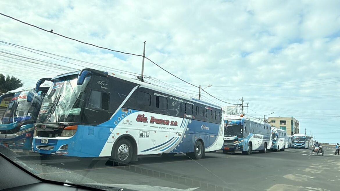 Choferes de Transcisa protestan contra extorsiones con caravana en Santa Elena
