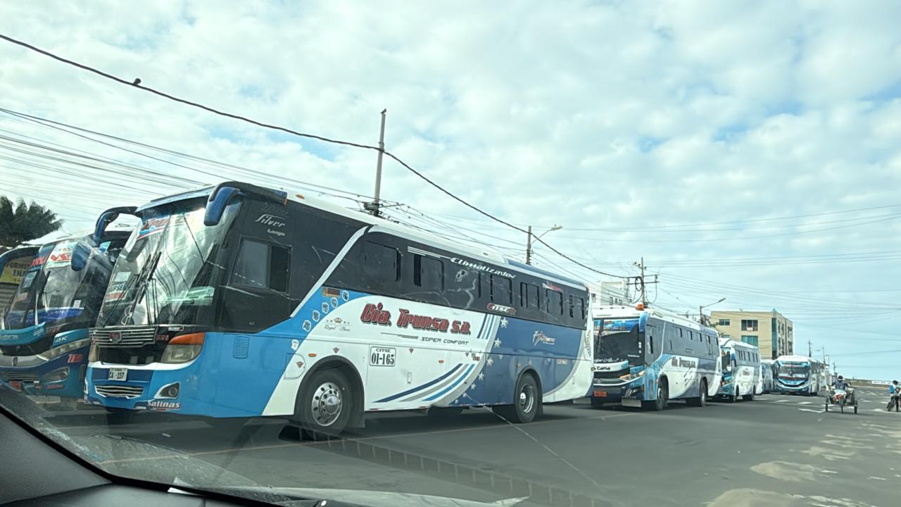 Choferes de Transcisa protestan contra extorsiones con caravana en Santa Elena