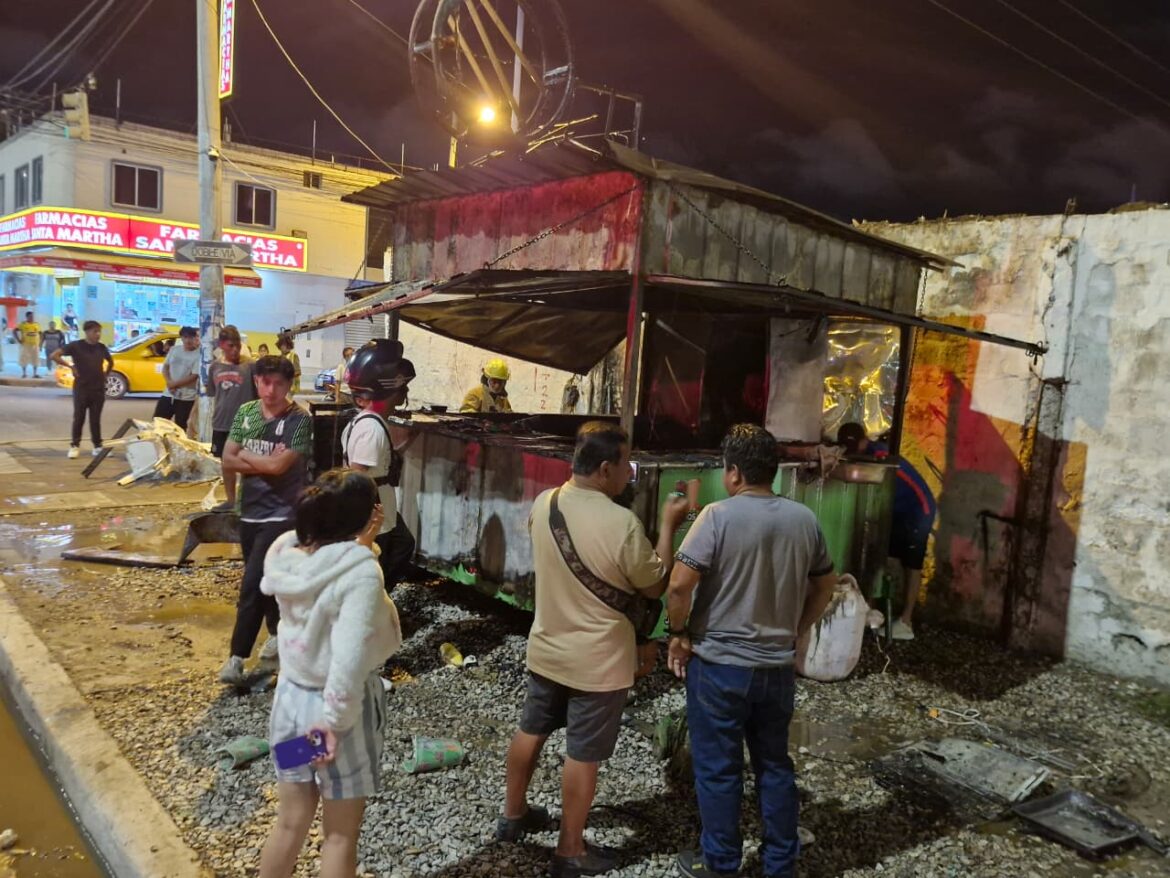 Voraz incendio reduce a cenizas un negocio de comidas rápidas en La Libertad