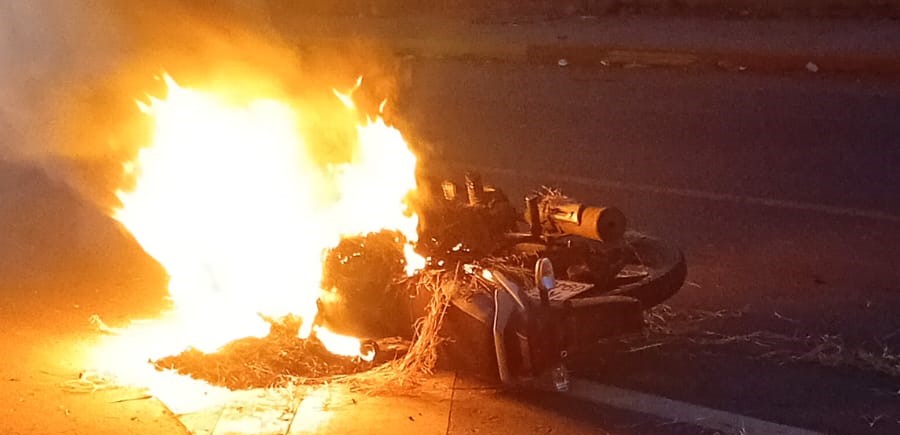 Moradores incendian motocicleta de presuntos delincuentes