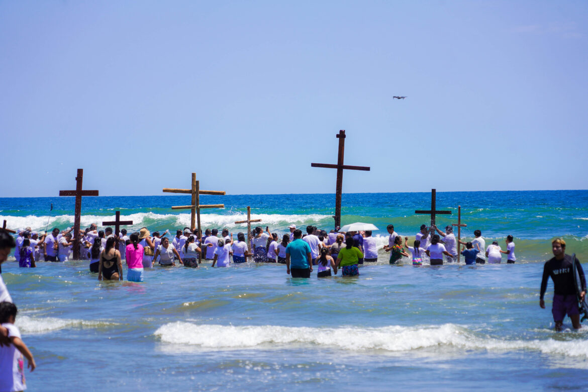 En Olón también bañaron a la Cruz