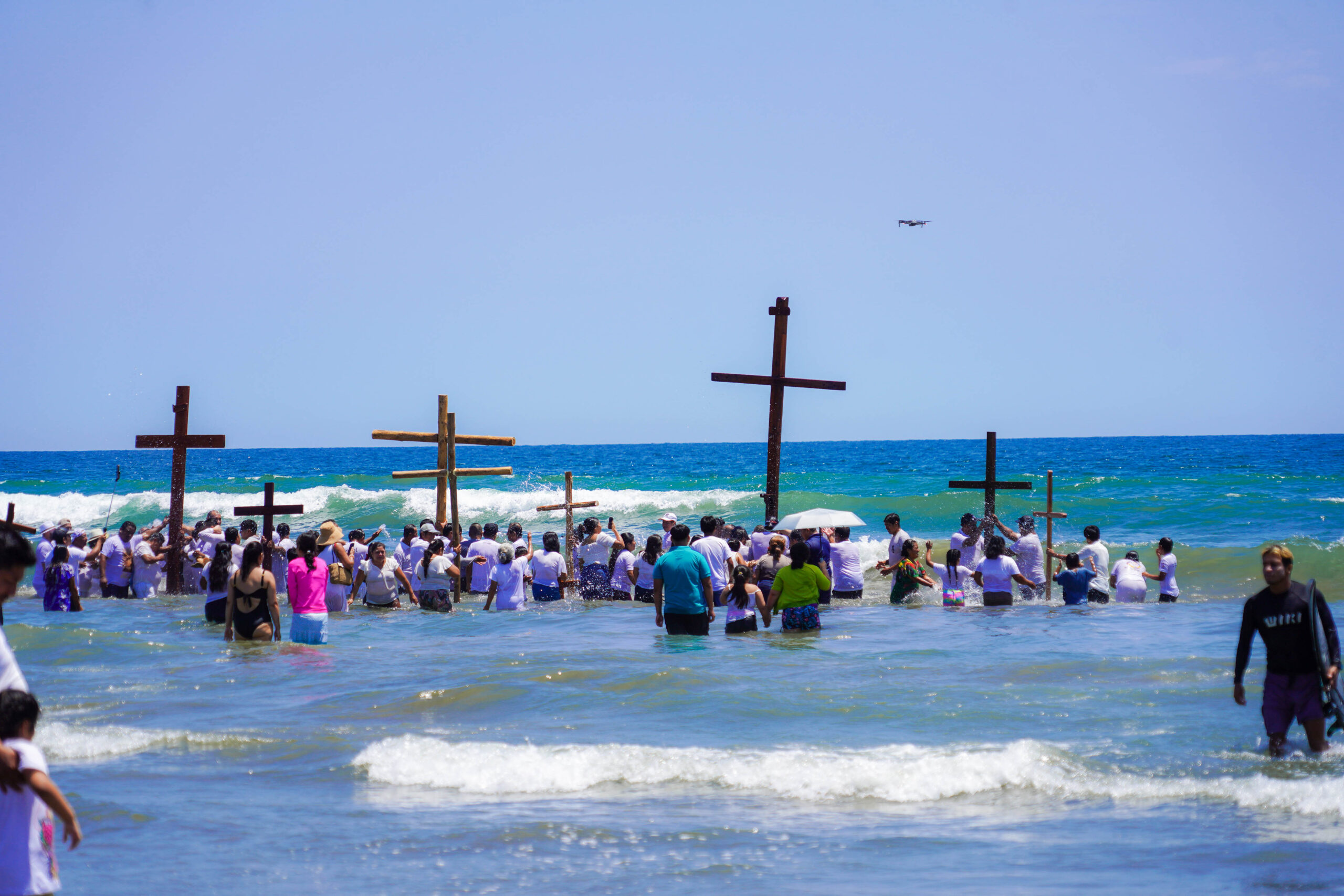 En Olón también bañaron a la Cruz