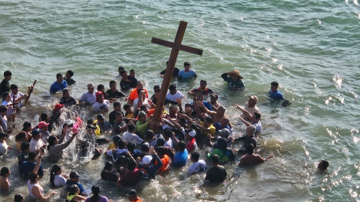 ¿Cómo empezó el Baño de la Cruz en Ballenita?