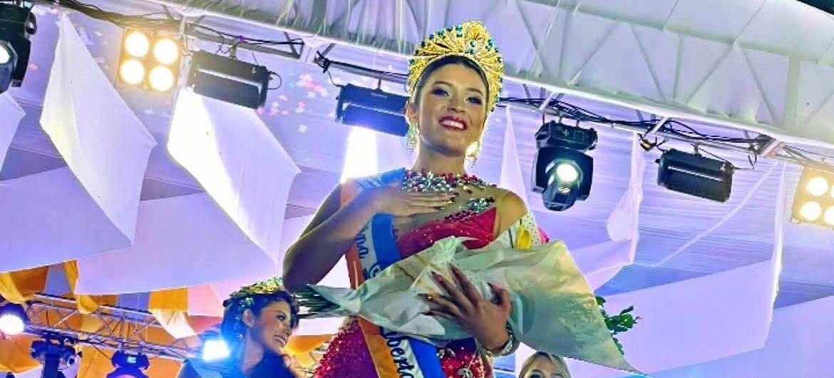 Ariana Espinoza, representante del barrio Eugenio Espejo ganó la corona