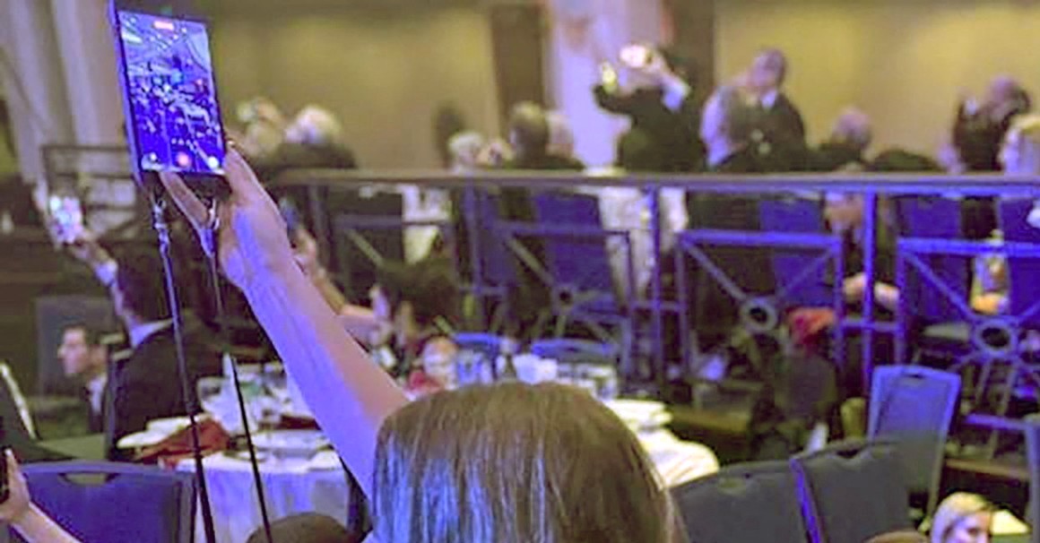 Susto en cena oficial: evacúan a Trump tras incidente en Washington