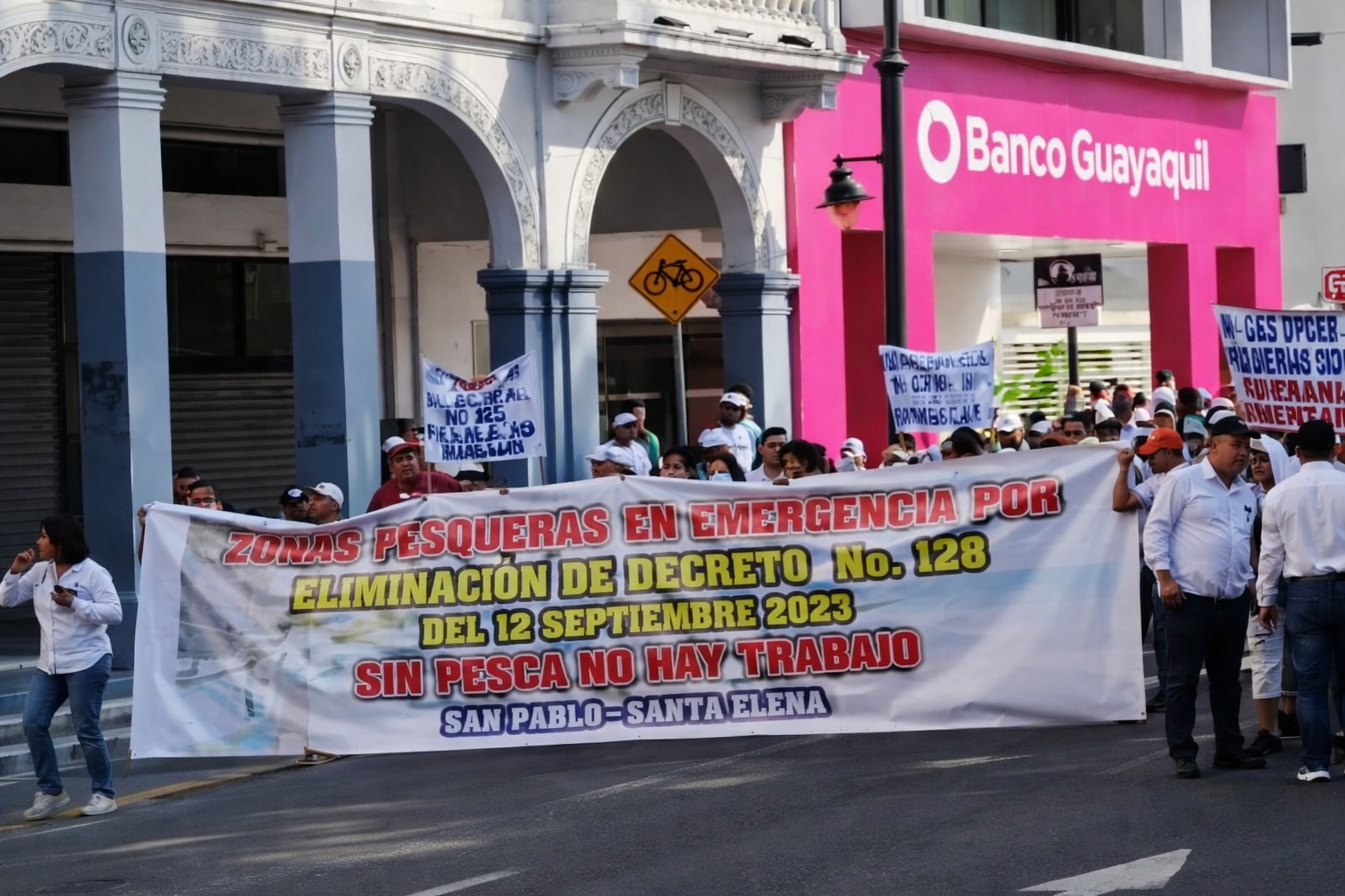 Pescadores de Santa Elenas protestan en Guayaquil por alza del diésel