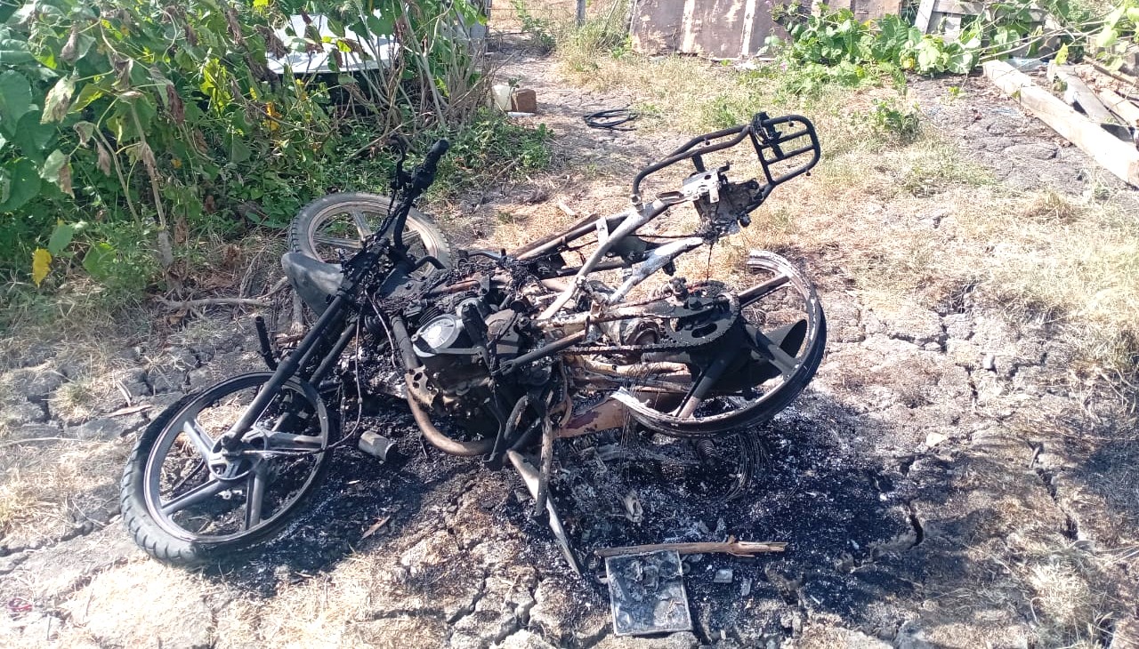 Les quemaron las motos a comuneros de Juntas del Pacífico al confundirlos con delincuentes