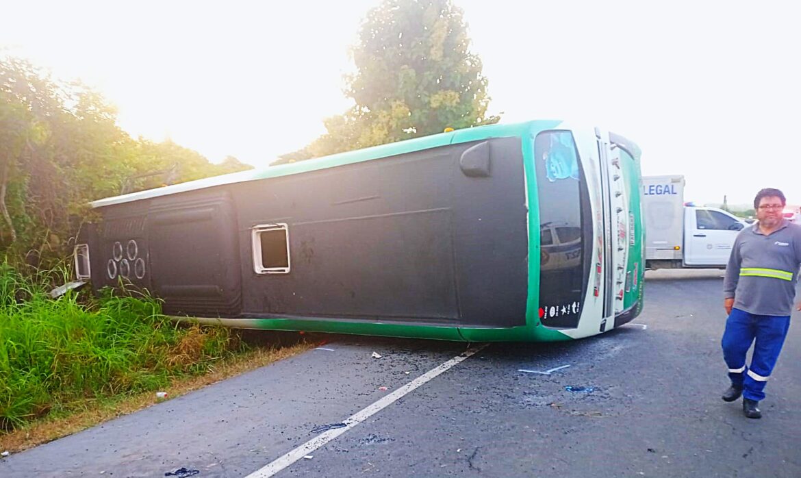 Cinco fallecidos en accidente de bus que llegaba con turistas a la playa