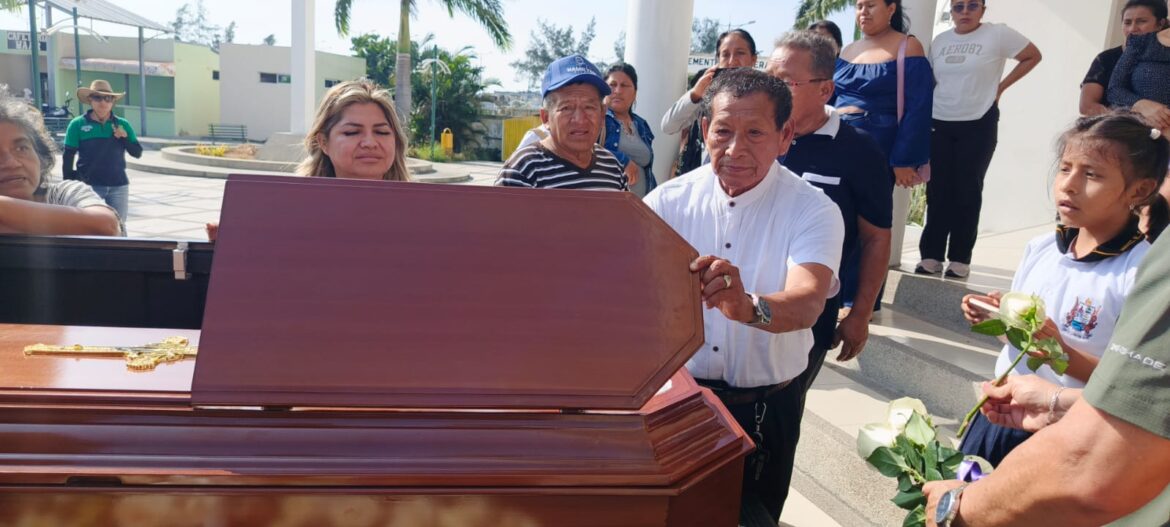 Entre lágrimas y homenajes peninsulares despidieron al doctor Luis Herrera
