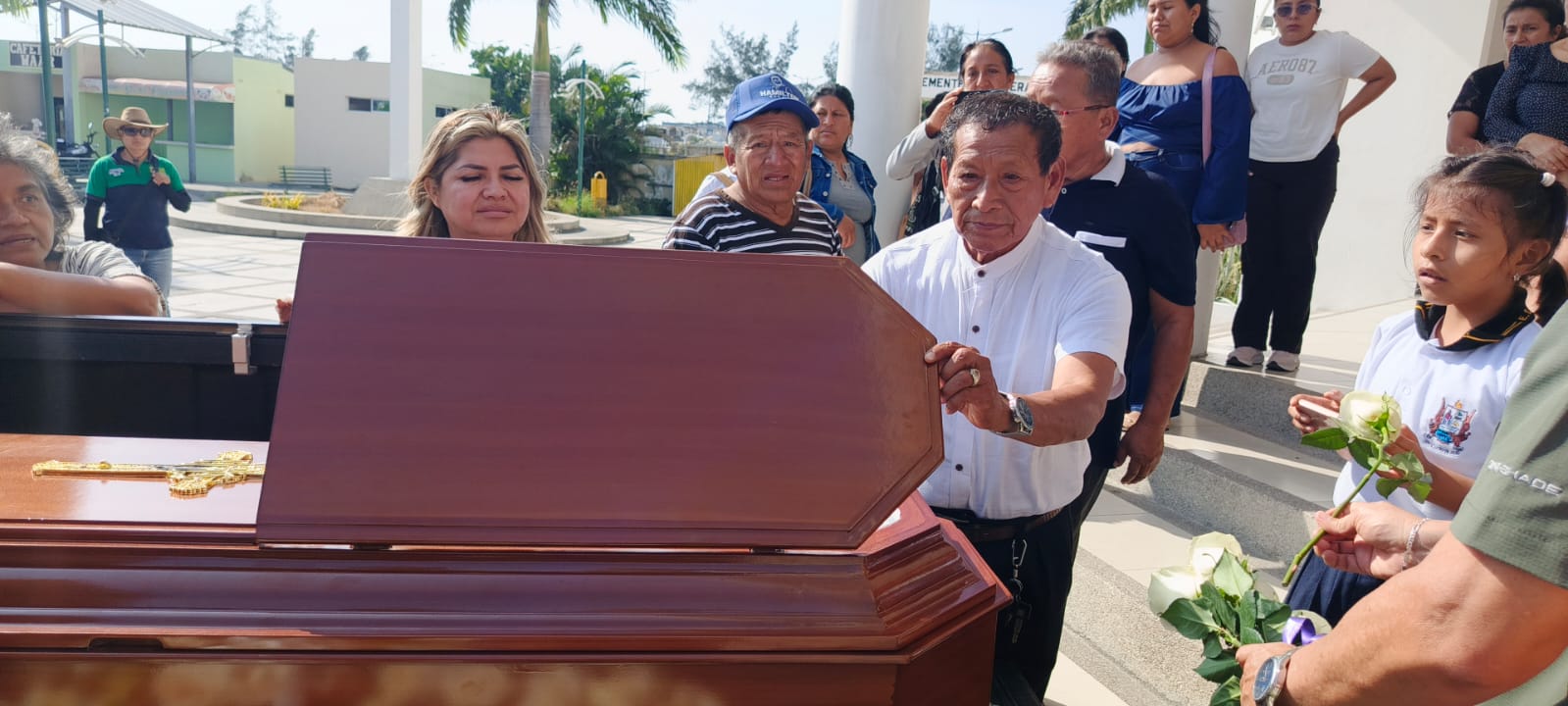 Entre lágrimas y homenajes peninsulares despidieron al doctor Luis Herrera