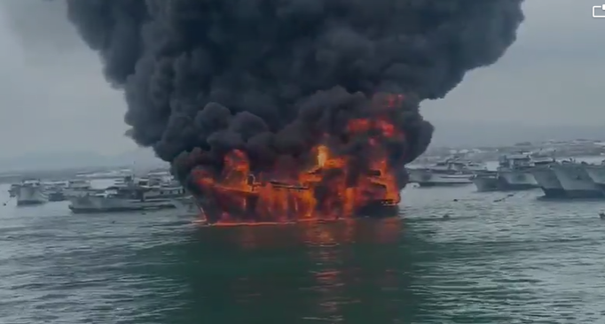 Incendio de embarcaciones alarma al puerto de Manta