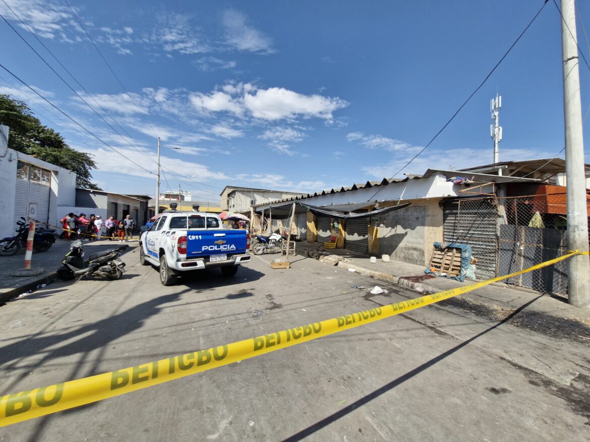 Balas en el mercado: sicarios asesinan a mujer embarazada en La Libertad