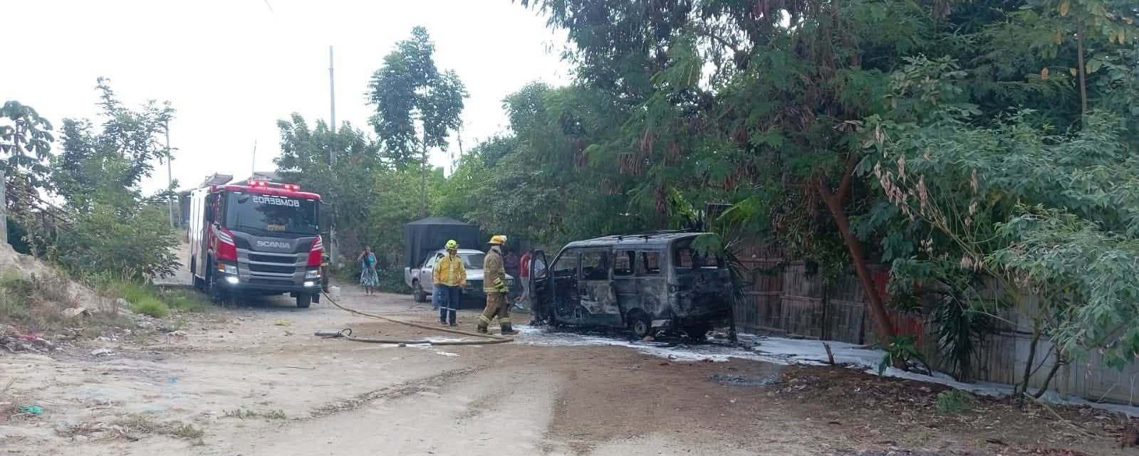 Furgoneta quedó reducida a cenizas tras incendio en Brisas de Ballenita