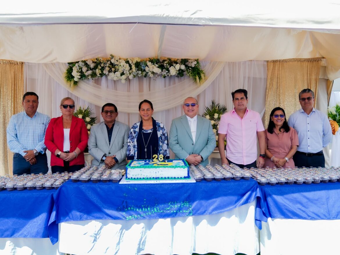 UPSE celebró su aniversario 28 con el tradicional corte del pastel institucional