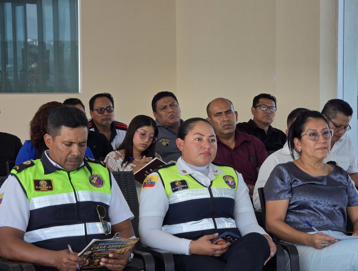 Socializan programa “Santa Elena por tu Seguridad Vial” con taxistas del cantón