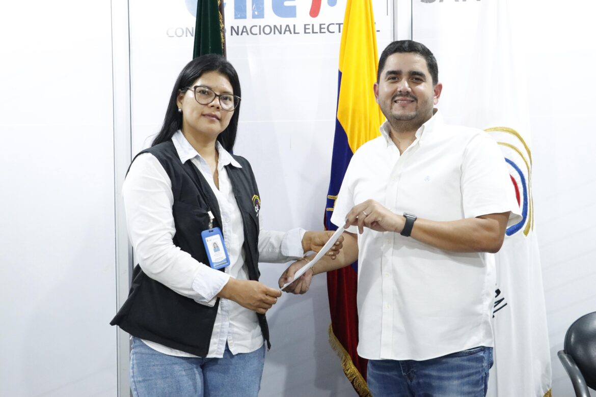 Luchito Sabando oficializa su candidatura a concejal urbano de Salinas