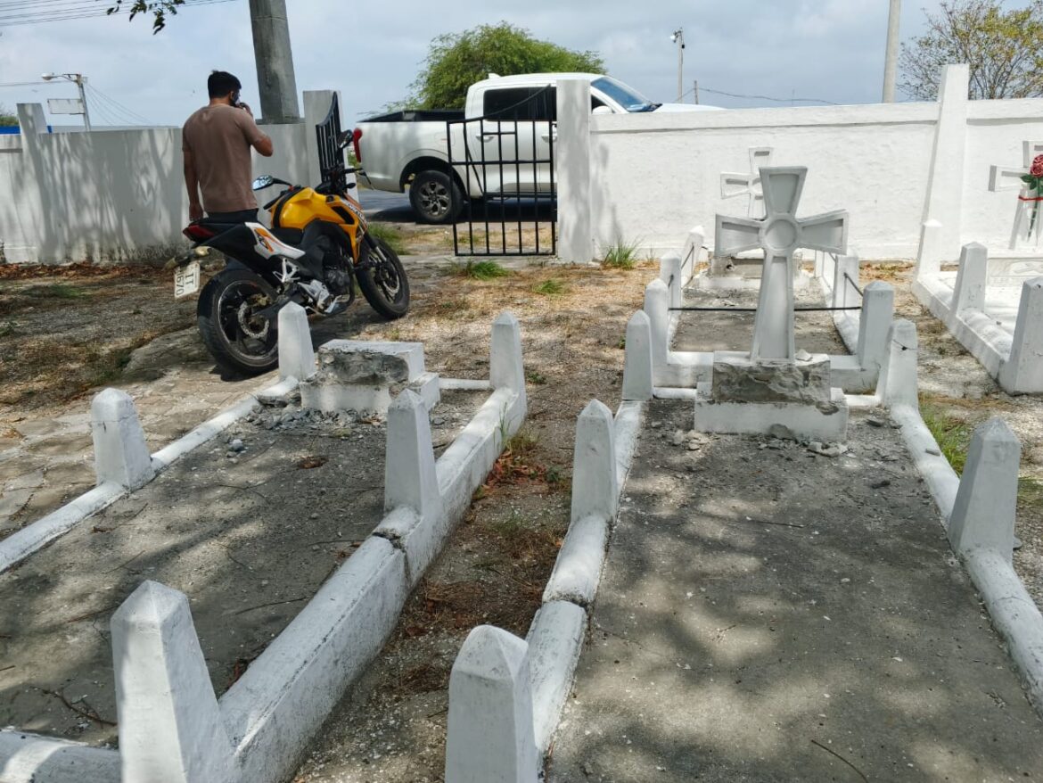 Pillos intentaron robar placas de tumbas en cementerio inglés de Ancón.
