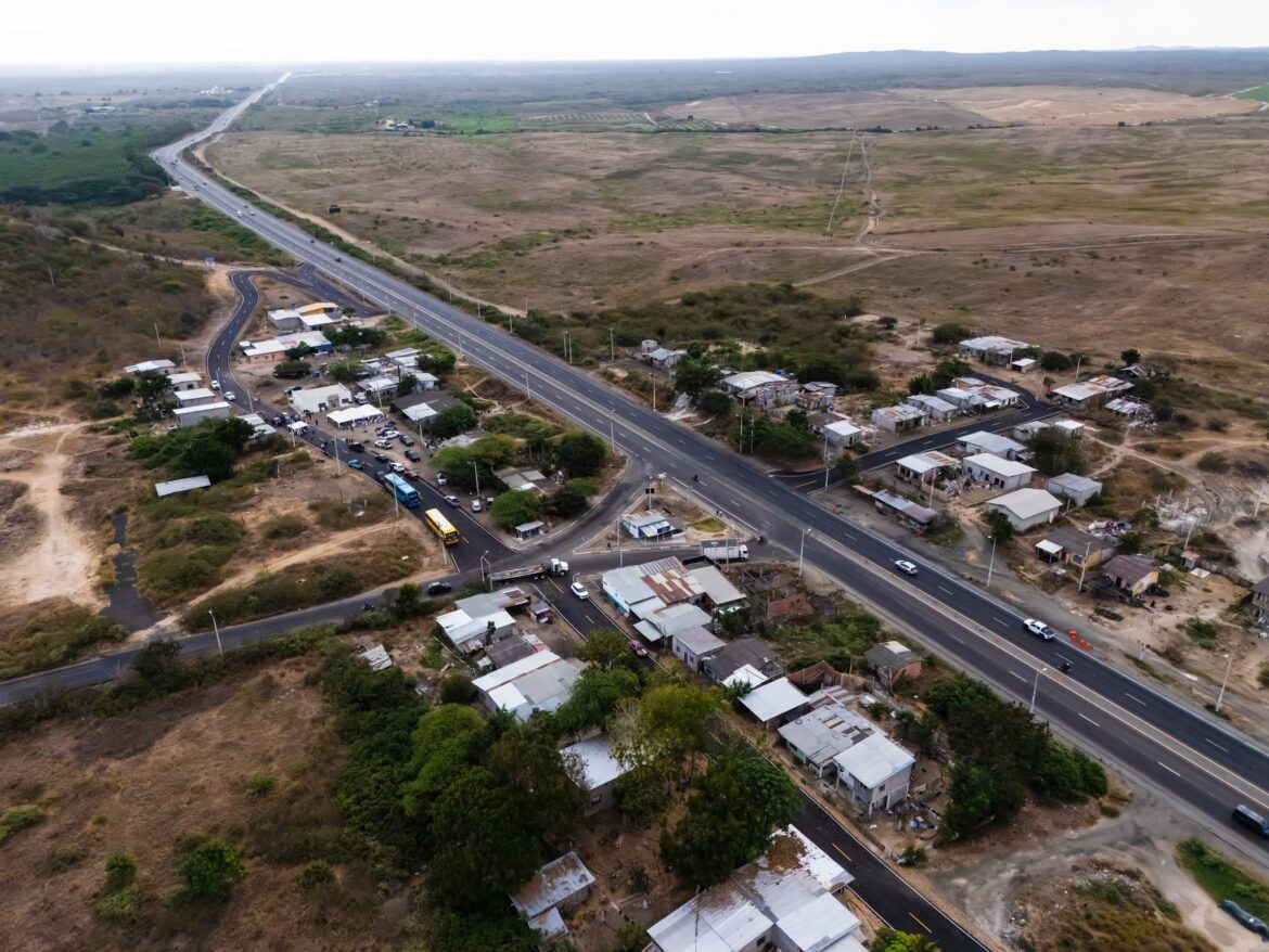 Alcaldía de Santa Elena entrega asfaltado en Los Cerritos