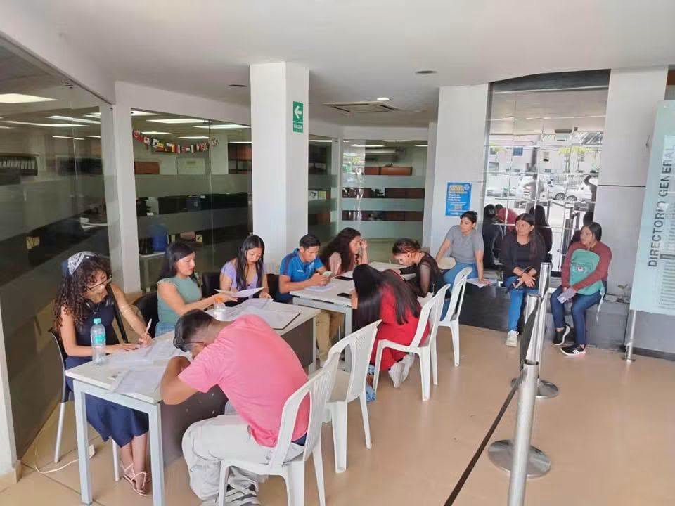 Jóvenes en Acción inicia actividades en Santa Elena con jornadas de limpieza y apoyo comunitario