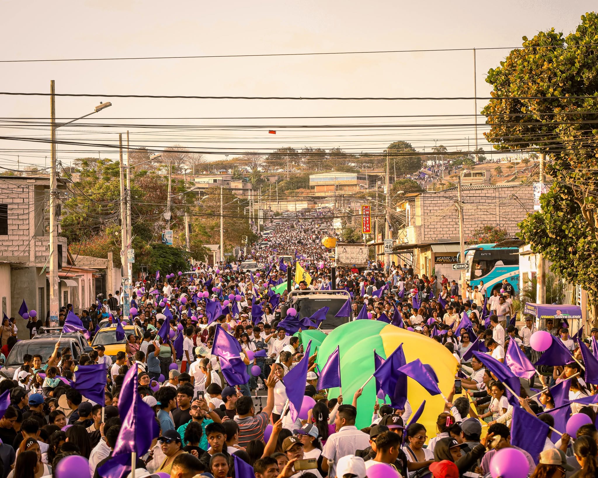Con multitudinaria marcha ADN inauguró central política en Santa Elena