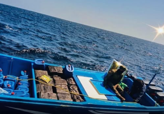 En Manabí la Armada intercepta embarcación sospechosa con 42 bultos de sustancias sujetas a fiscalización