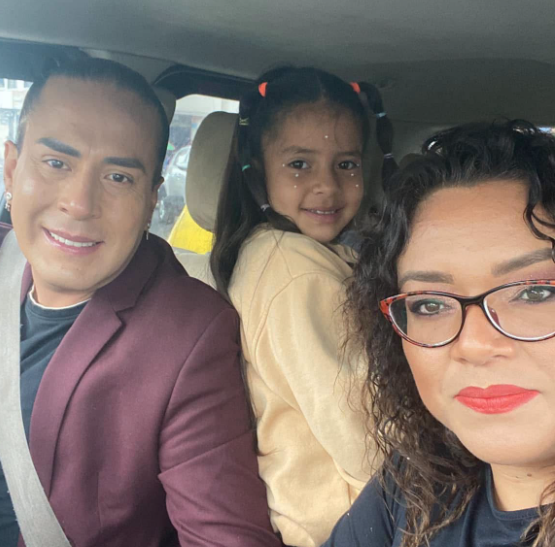Integrante de los Hermanos Núñez y su familia sufren grave accidente en la vía Santo Domingo–Quinindé