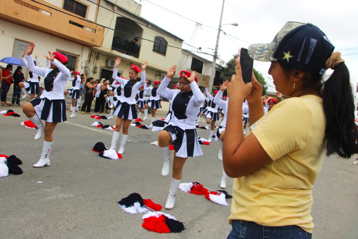 Estudiantes se lucieron en el desfile por los 499 años de Santa Elena