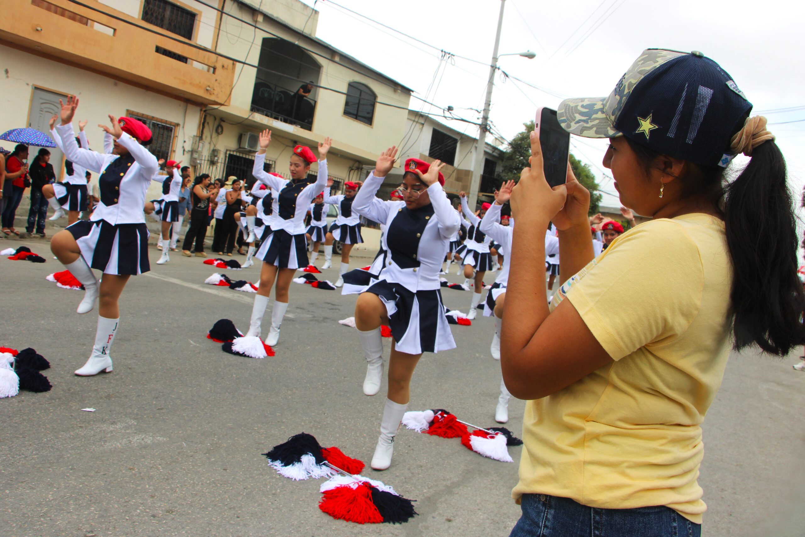 Estudiantes se lucieron en el desfile por los 499 años de Santa Elena