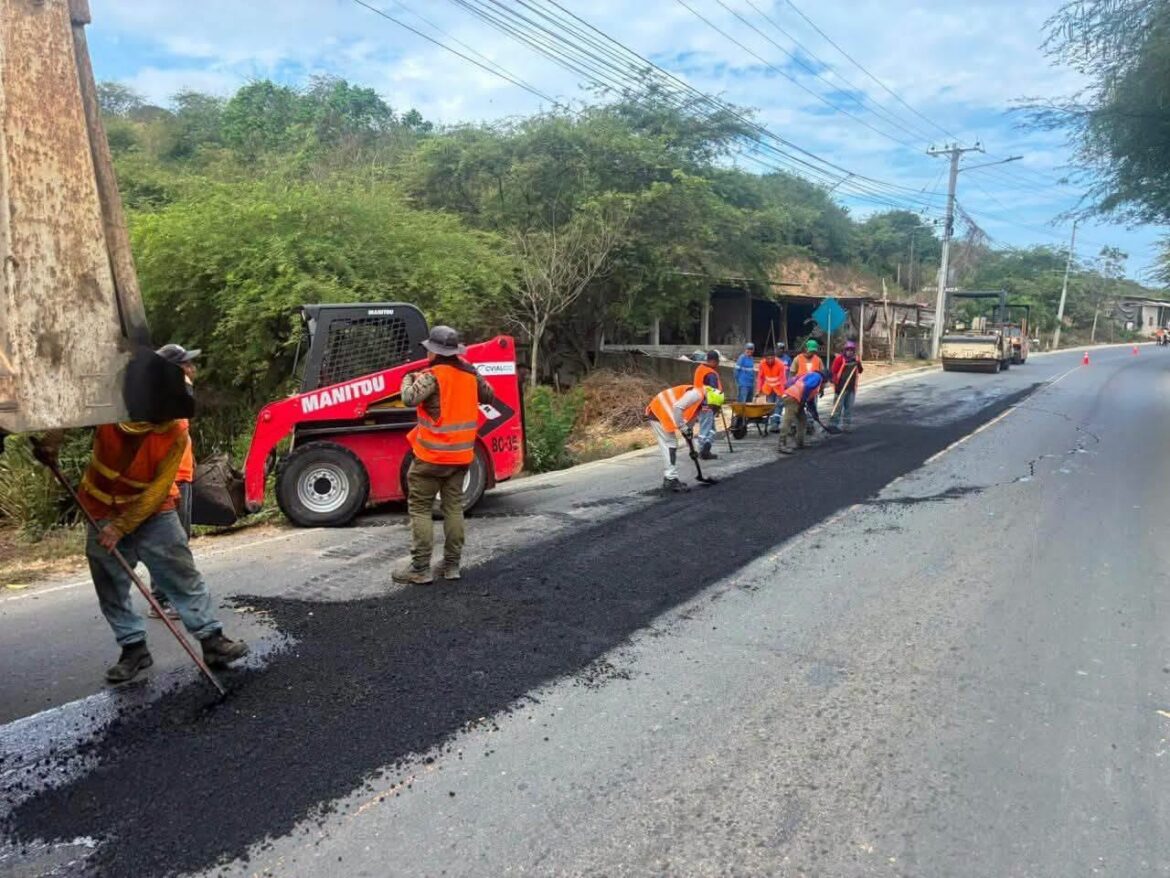Continúan los trabajos de mantenimiento en la Ruta Spondylus para reforzar la seguridad vial en Santa Elena