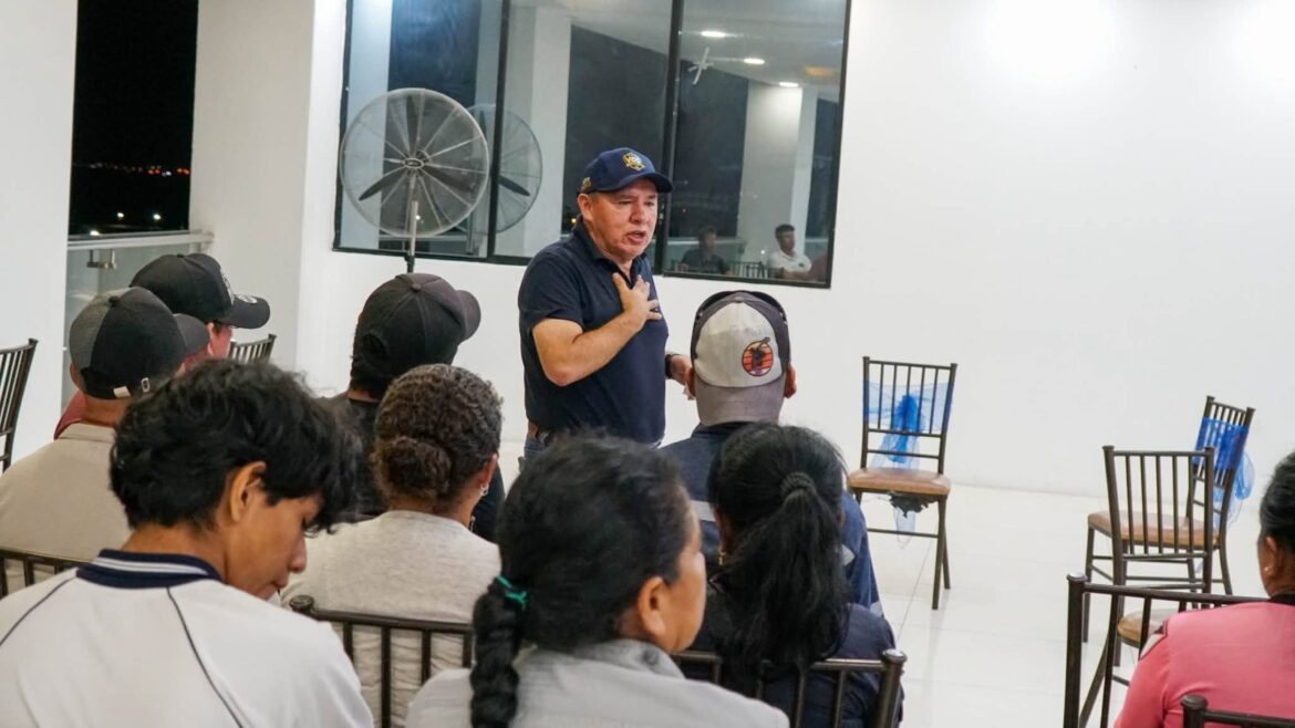 Víctor Valdivieso dialogó con comerciantes autónomos de la calle Guayaquil en La Libertad