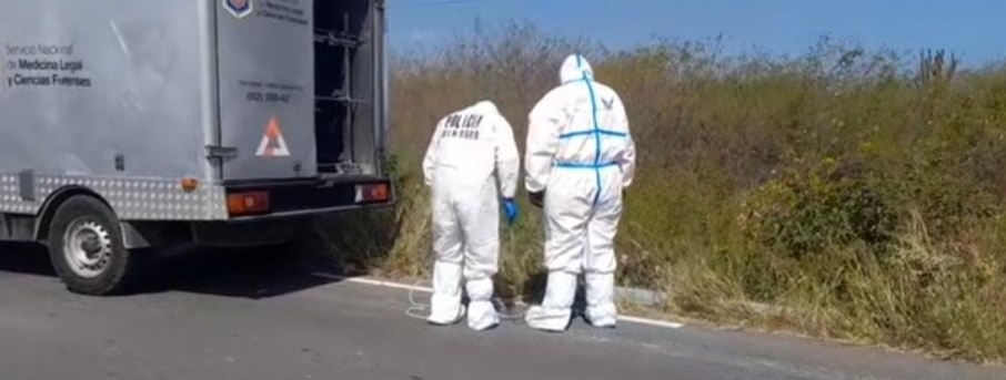 Hallan un cuerpo sin vida a un costado de la carretera en los cerros de la comuna La Entrada en Santa Elena