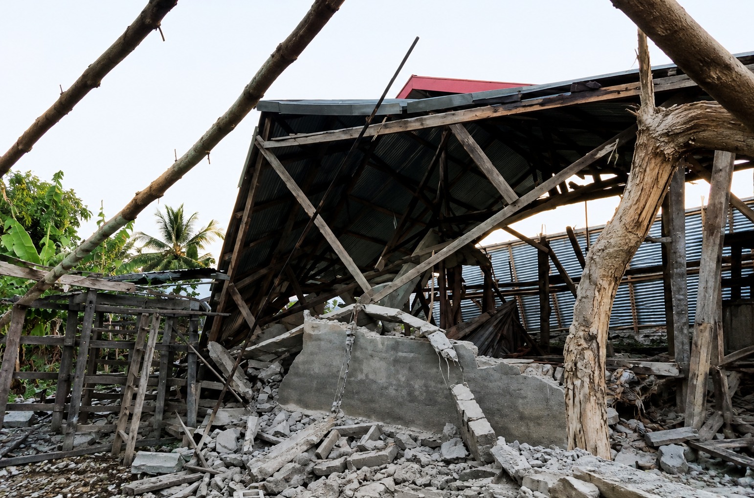 TERREMOTO DE MAGNITUD 7,7 SACUDE INDONESIA Y ACTIVA ALERTA DE TSUNAMI