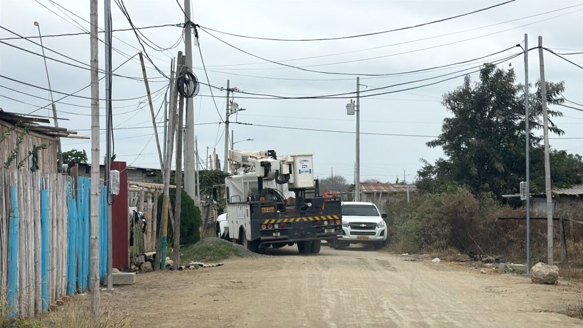 Hombre sufre descarga eléctrica mientras realizaba trabajos de alumbrado público en Santa Elena
