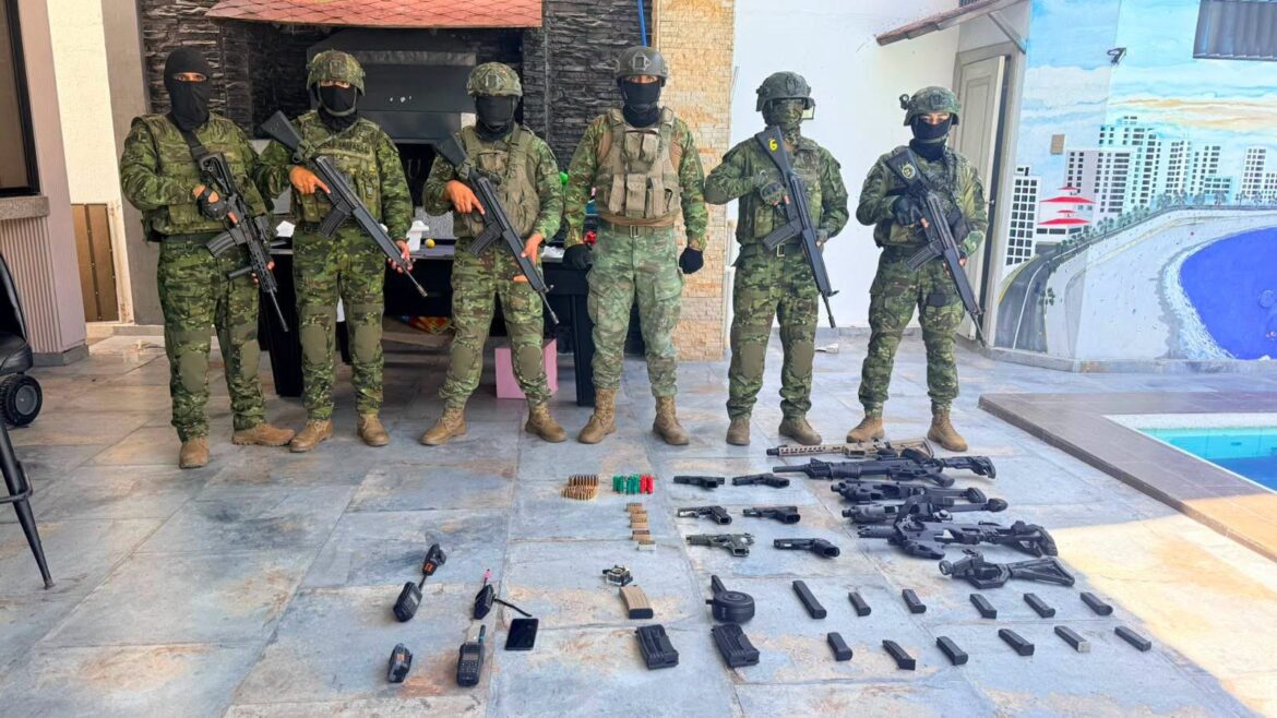 Ejército allanó inmueble en Salinas y decomisó fusiles, pistolas y municiones