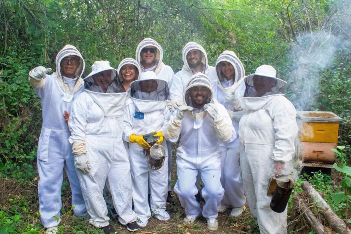 La Gobernación impulsa el fortalecimiento del sector apícola en Santa Elena