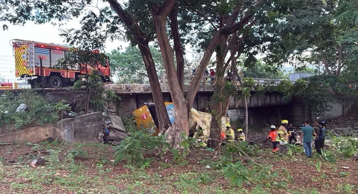 Bus accidentado en el km 36 antes de llegar a Guayaquil llevaba pasajeros de Santa Elena