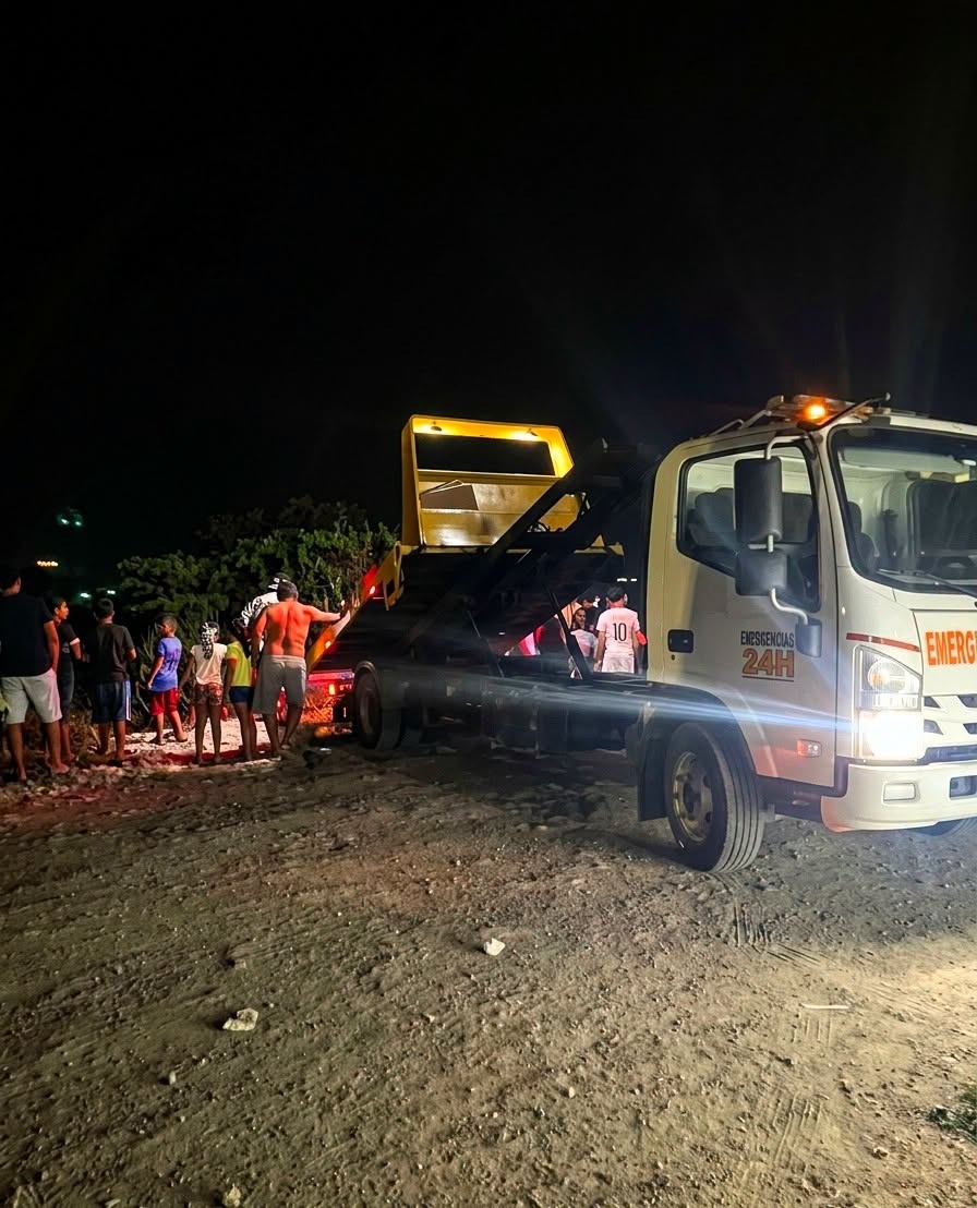 Carro sin chofer terminó en un barranco en Santa Rosa, cantón Salinas