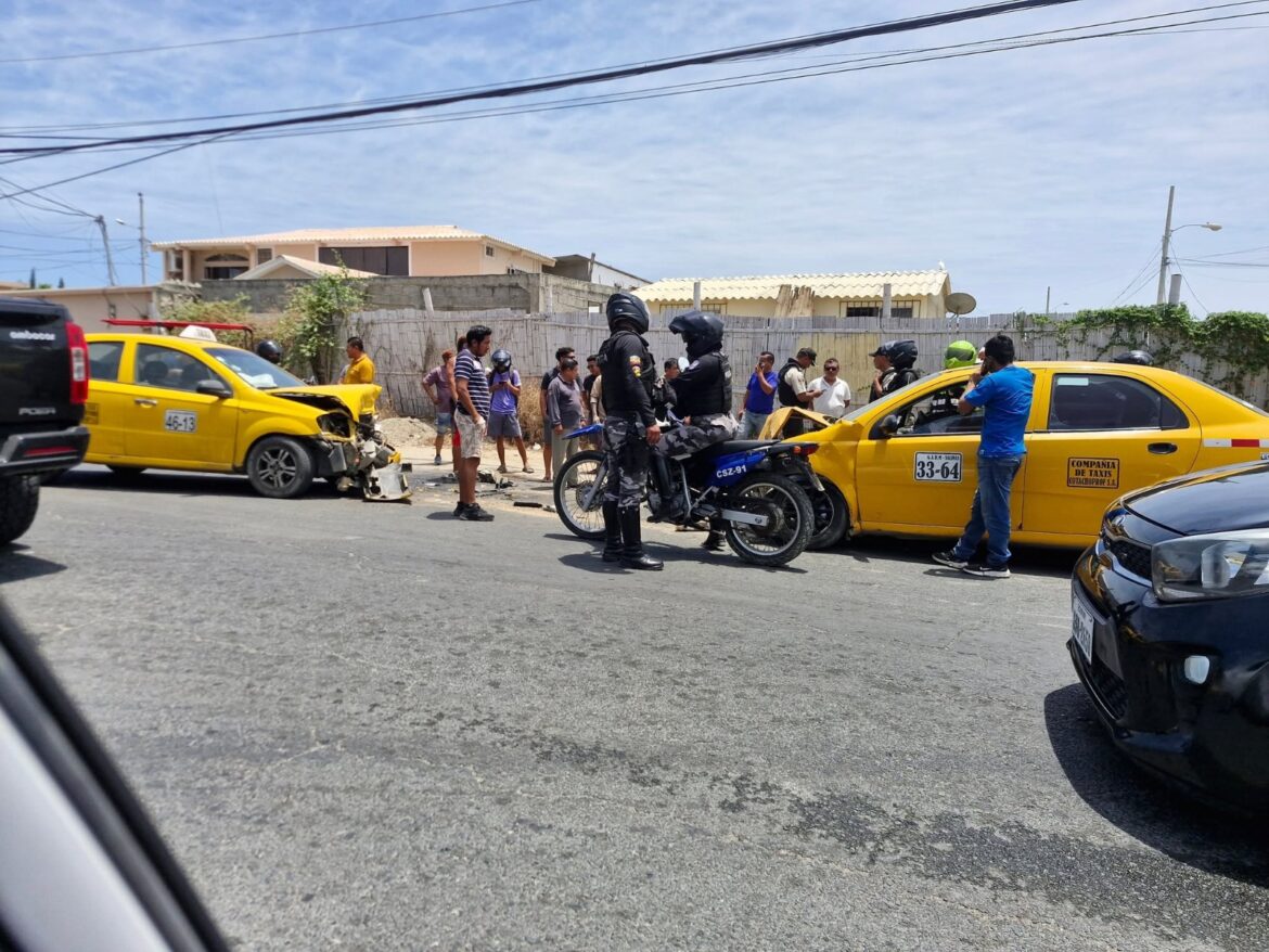 Dos taxis estarían involucrados en siniestro de tránsito a la altura de la clínica García