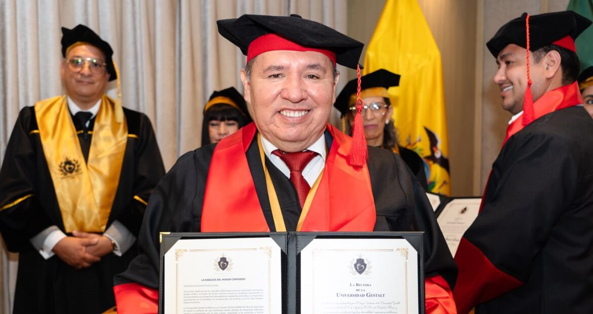 Víctor Valdivieso recibe reconocimiento internacional por su trayectoria