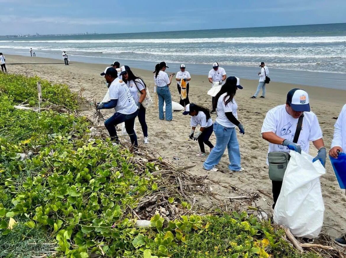 Cerca de 1.200 personas recolectaron 1.353 kilos de residuos en playas de Santa Elena