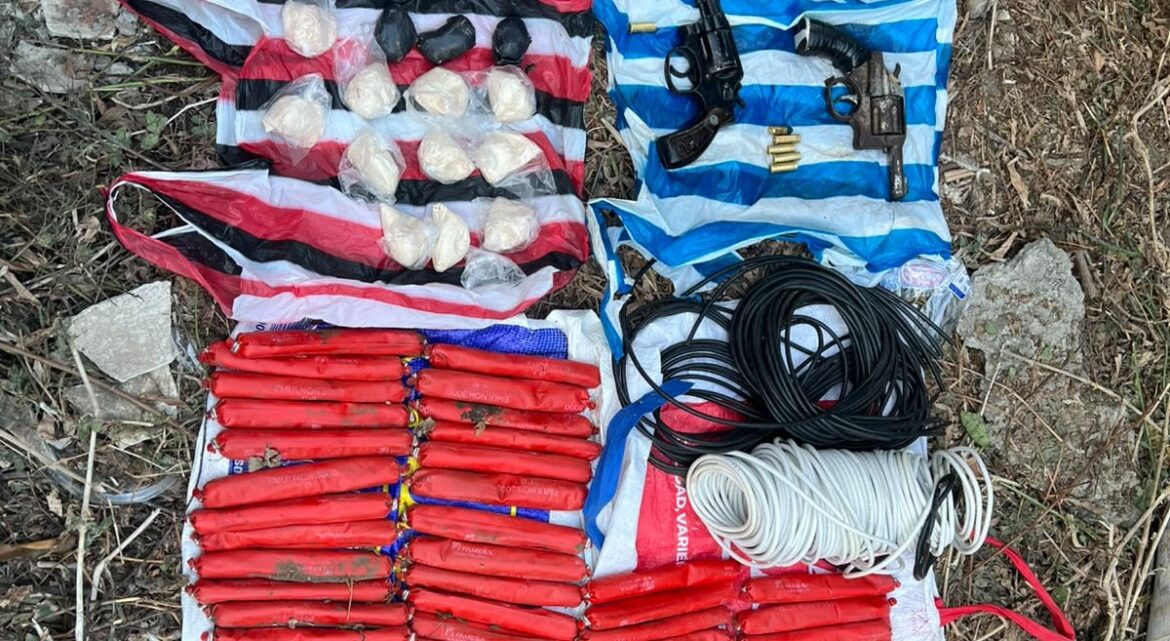 Hallan explosivos, armas y sustancias ilícitas en una vivienda de Santa Elena