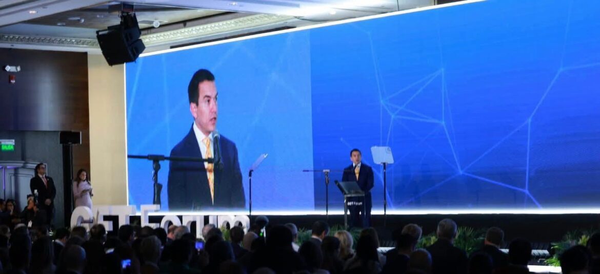 Daniel Noboa destaca talento ecuatoriano y apuesta por la inversión en foro del BID