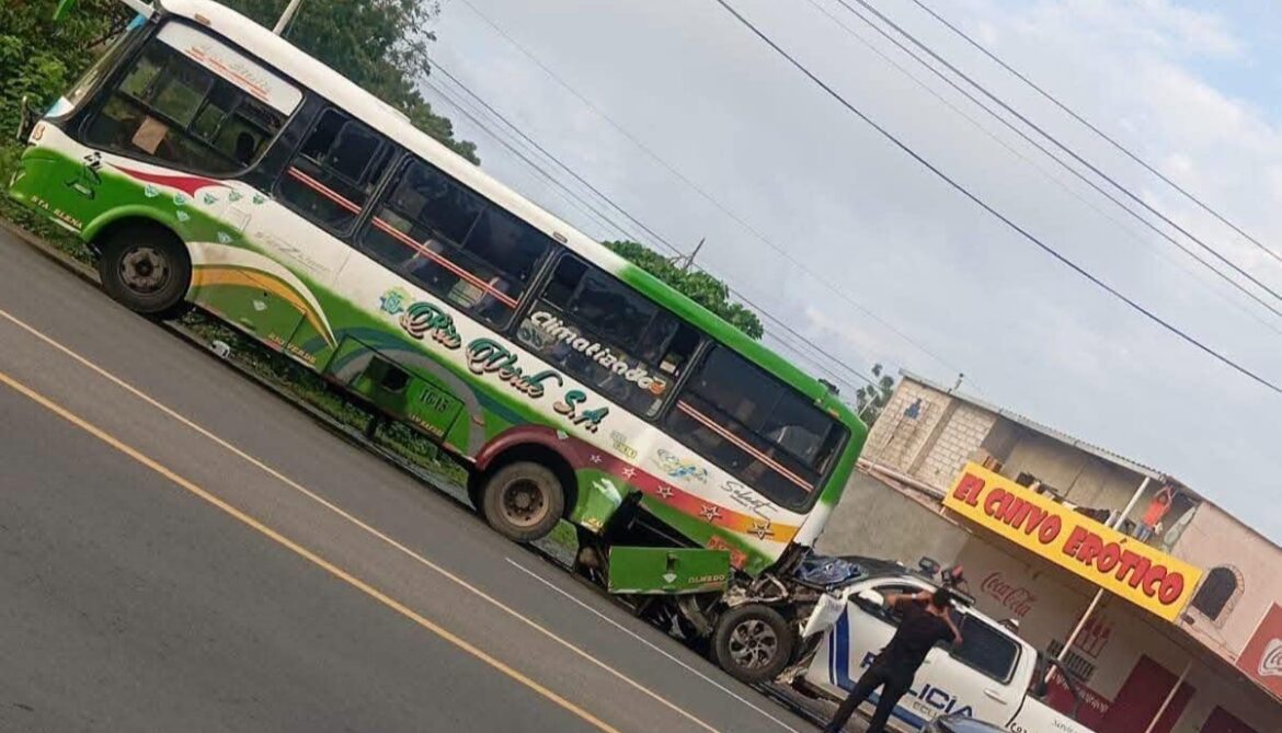 Carro Policial y Bus de Transporte Público chocan en Zapotal