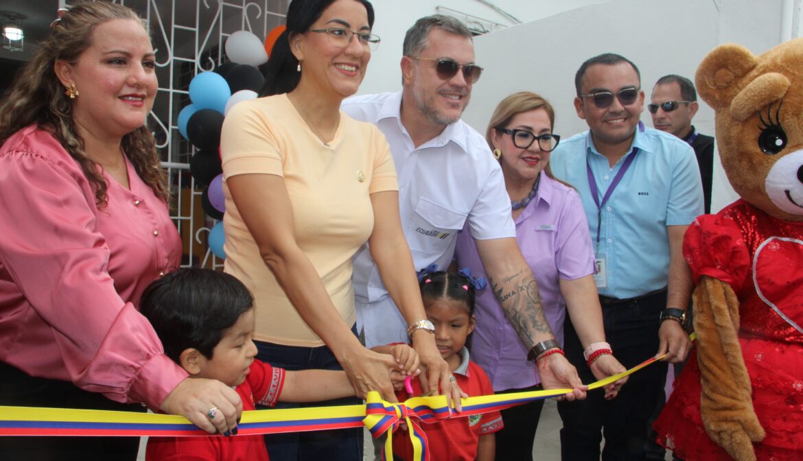 Ministra de Educación inauguró obras en centro infantil de Santa Elena