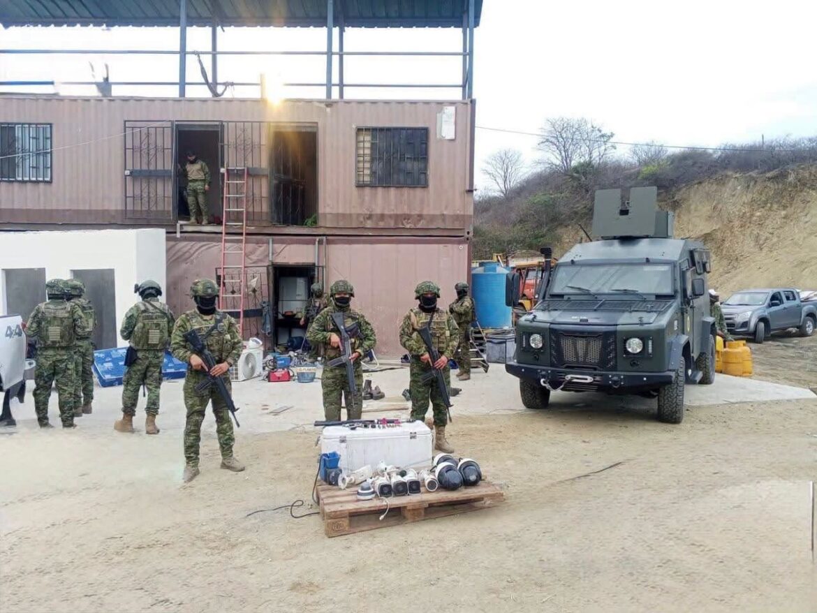 Fuerzas Armadas decomisan armas y equipos de vigilancia durante operativo en La Libertad