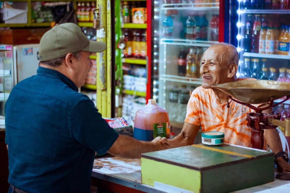 Victor Valdivieso recibe el apoyo de comerciantes del mercado Jorge Cepeda en La Libertad