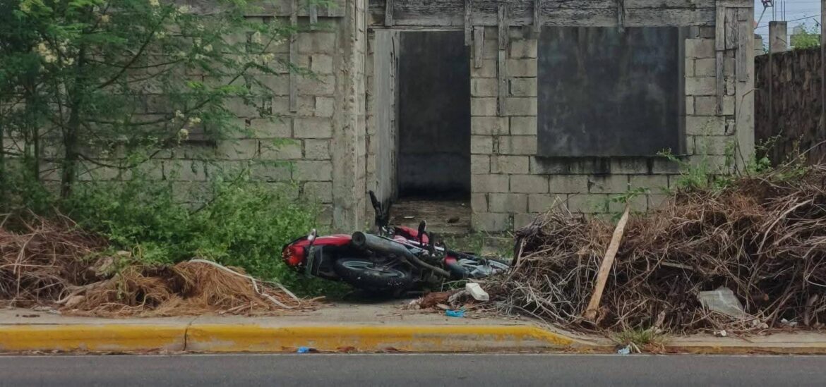 Motocicleta abandonada genera preocupación entre moradores de Santa Paula